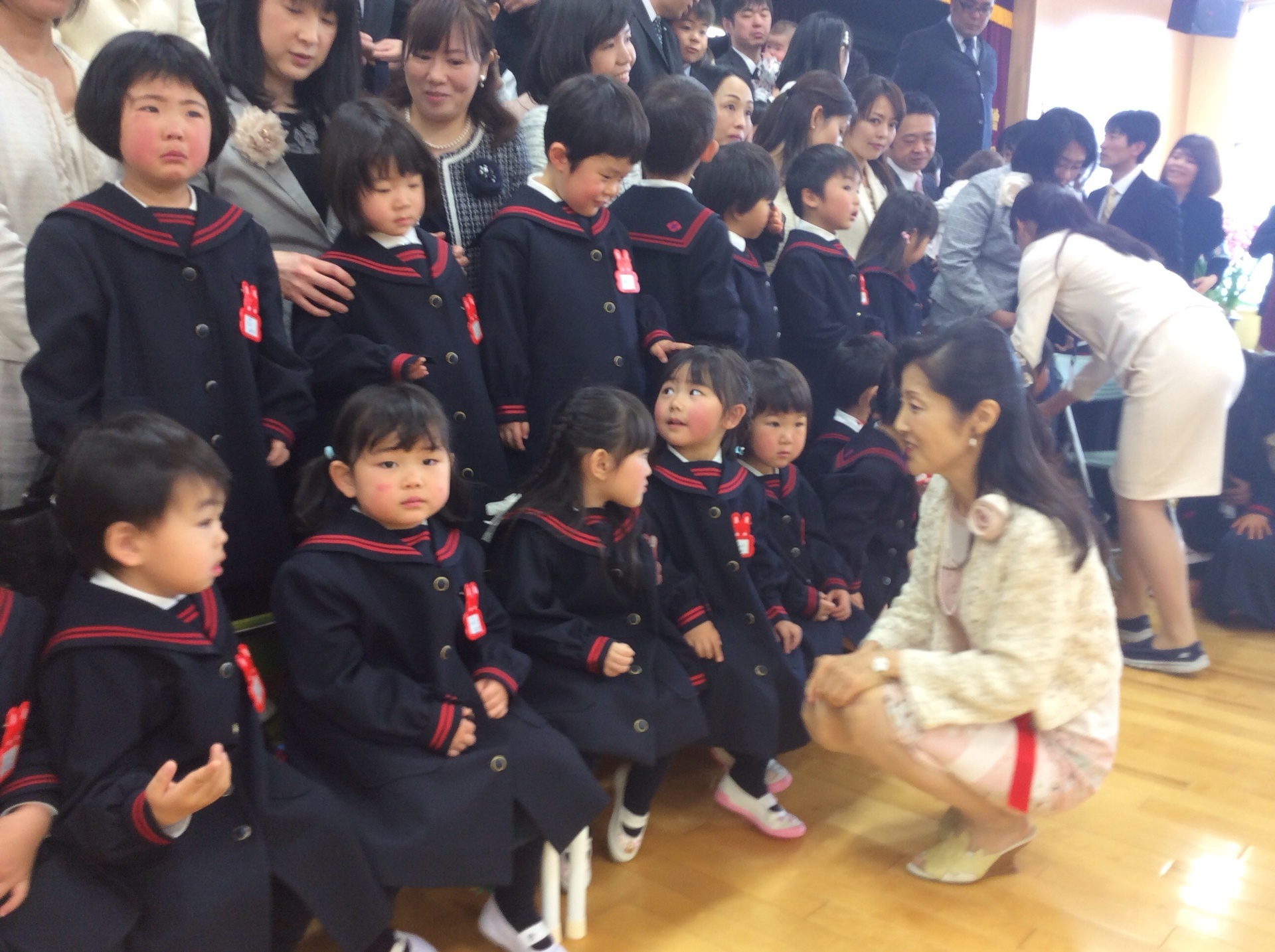 入園式でママと記念撮影 